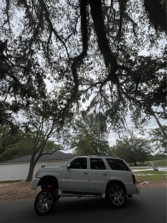 2002 Cadillac Escalade & EXT 2nd Gen - Image 2 of 11