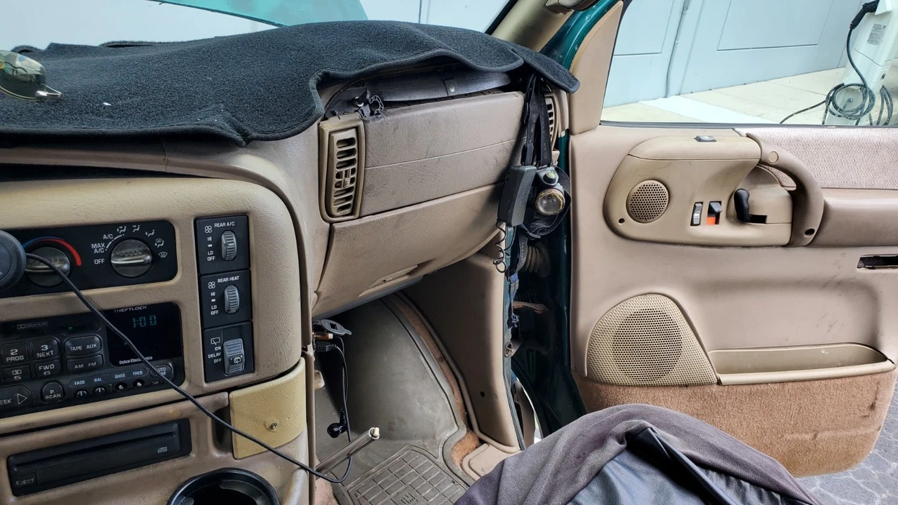 2002 Chevrolet Astro - Image 5 of 18