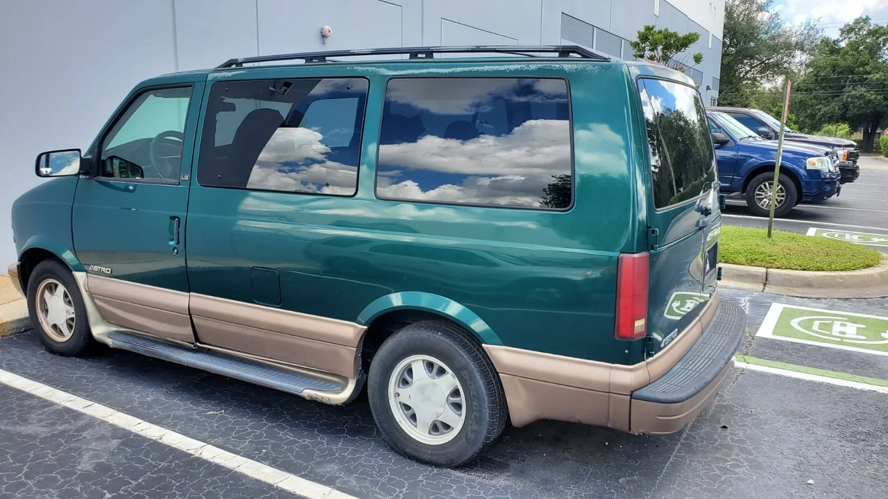2002 Chevrolet Astro - Image 2 of 18