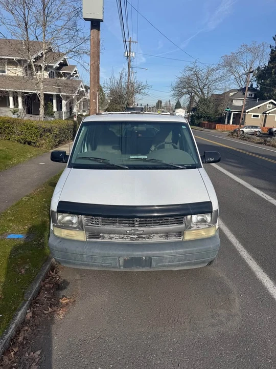 2002 Chevrolet Astro - Image 2 of 13