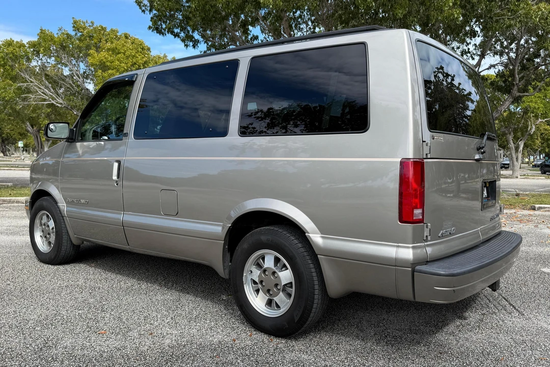 2002 Chevrolet Astro - Image 4 of 31