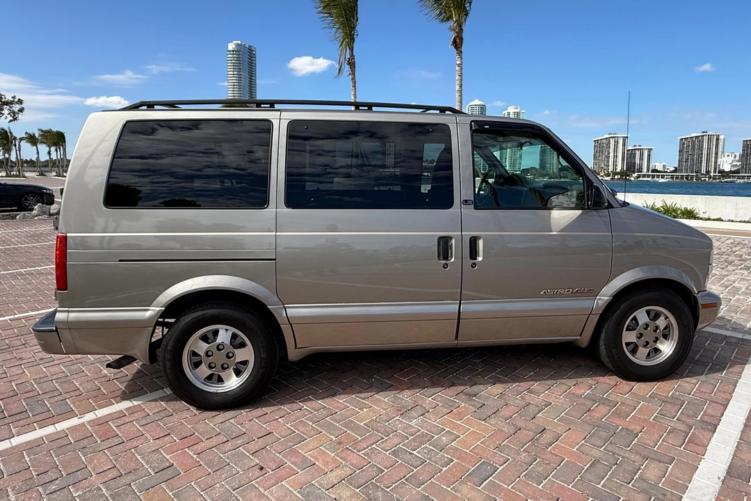 2002 Chevrolet Astro - Image 3 of 31