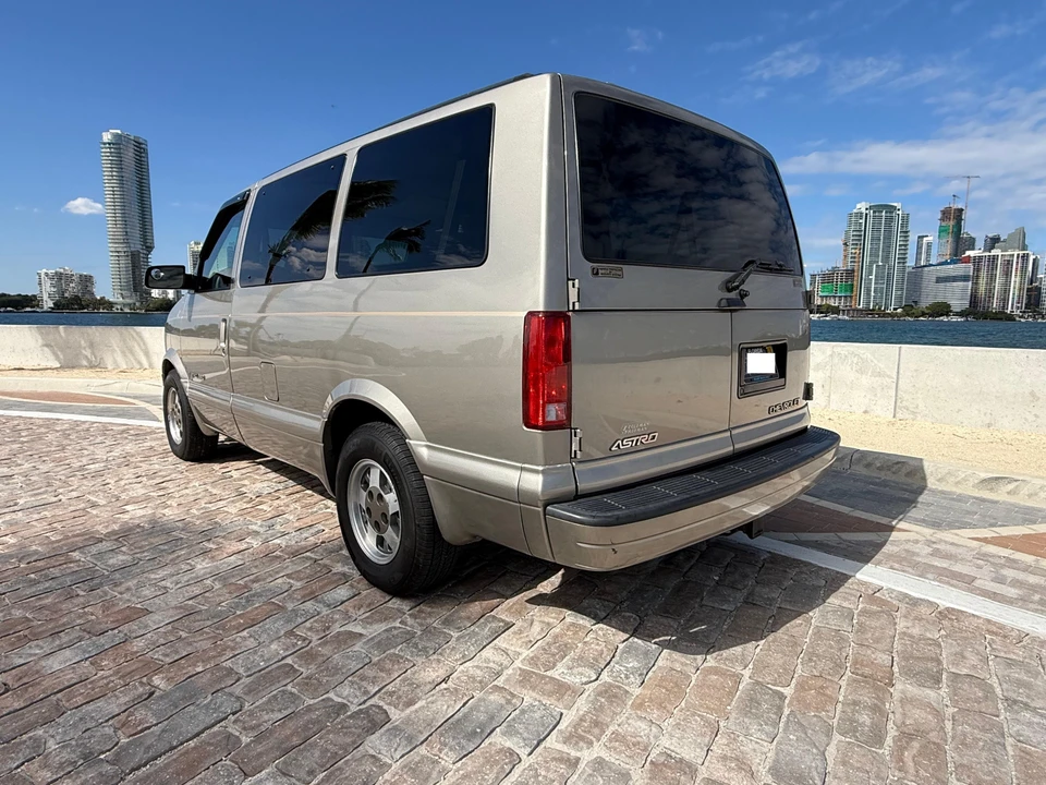 2002 Chevrolet Astro - Image 29 of 31