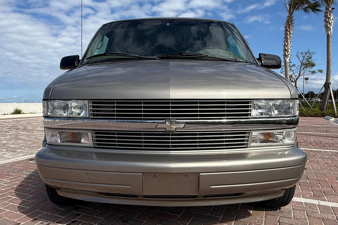 2002 Chevrolet Astro - Image 2 of 31