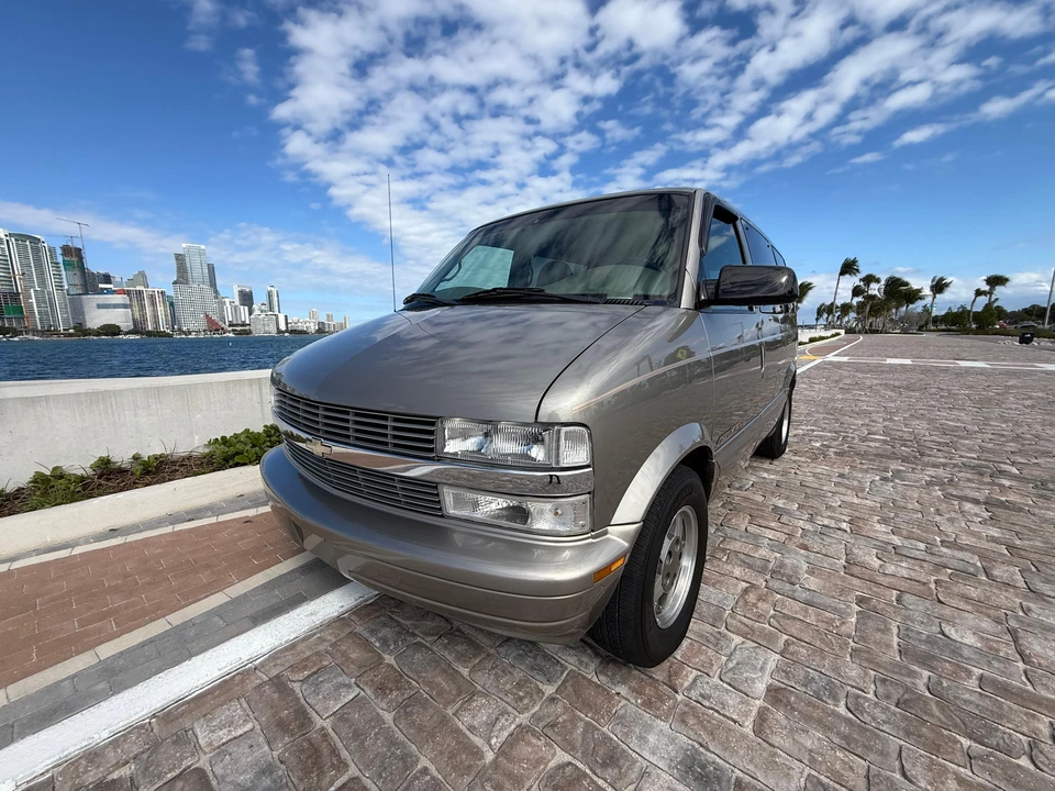 2002 Chevrolet Astro - Image 11 of 31