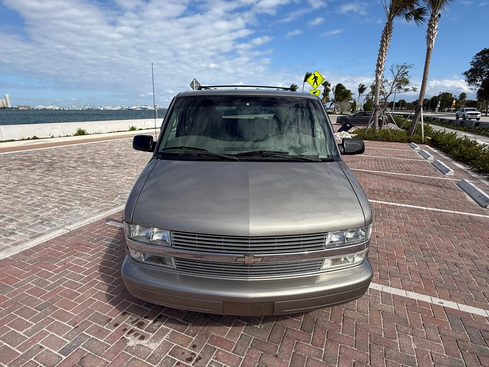 2002 Chevrolet Astro - Image 6 of 31