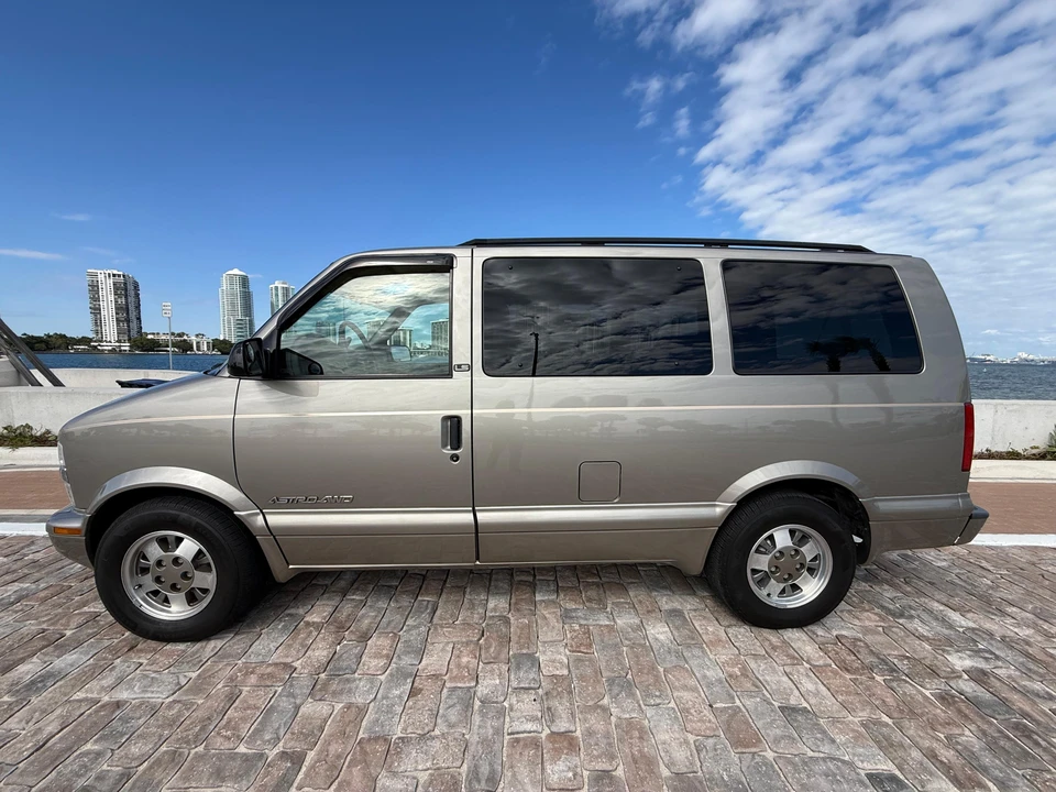 2002 Chevrolet Astro - Image 24 of 31