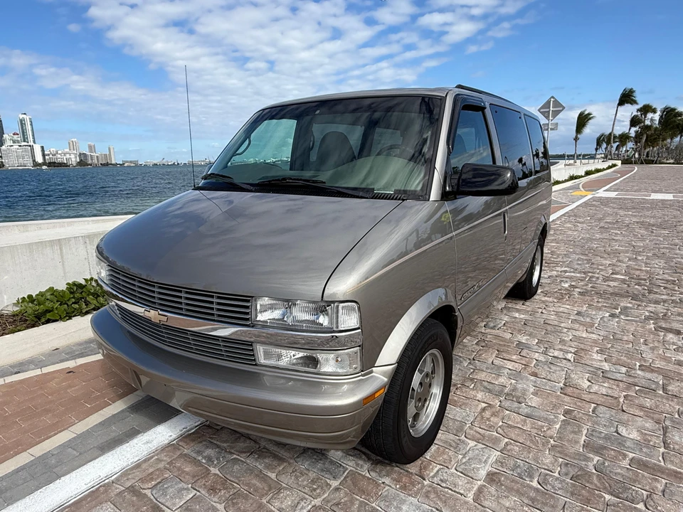 2002 Chevrolet Astro - Image 9 of 31