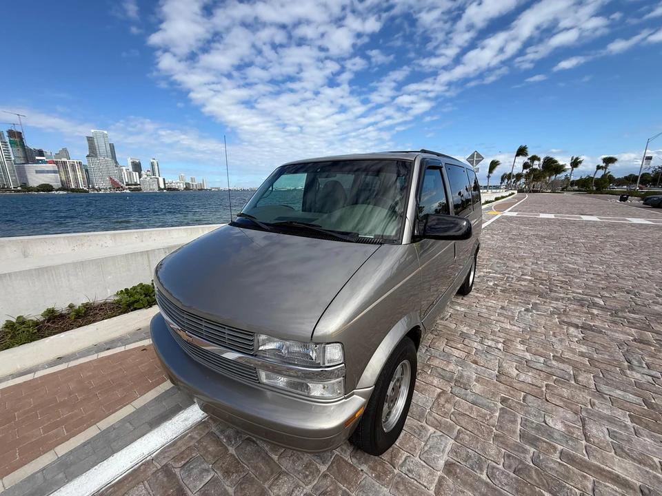 2002 Chevrolet Astro - Image 10 of 31