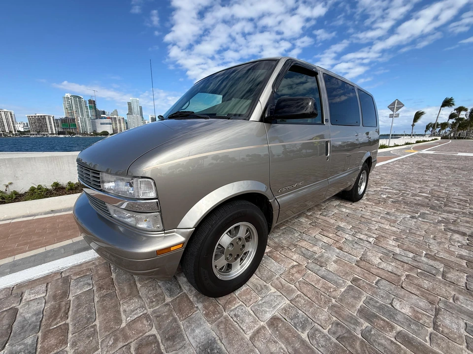 2002 Chevrolet Astro - Image 17 of 31