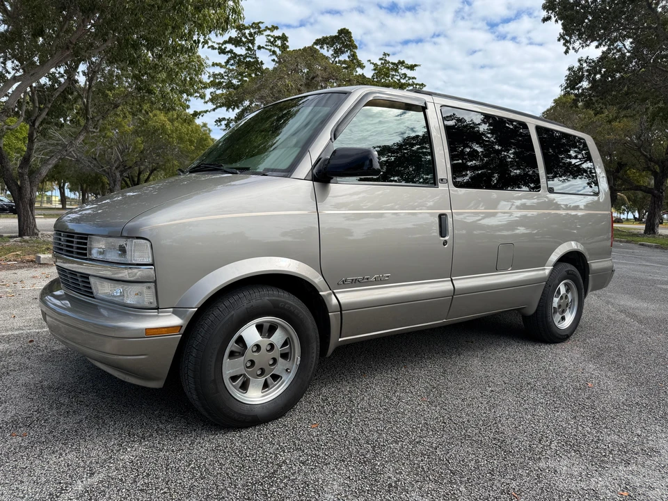 2002 Chevrolet Astro - Image 22 of 31