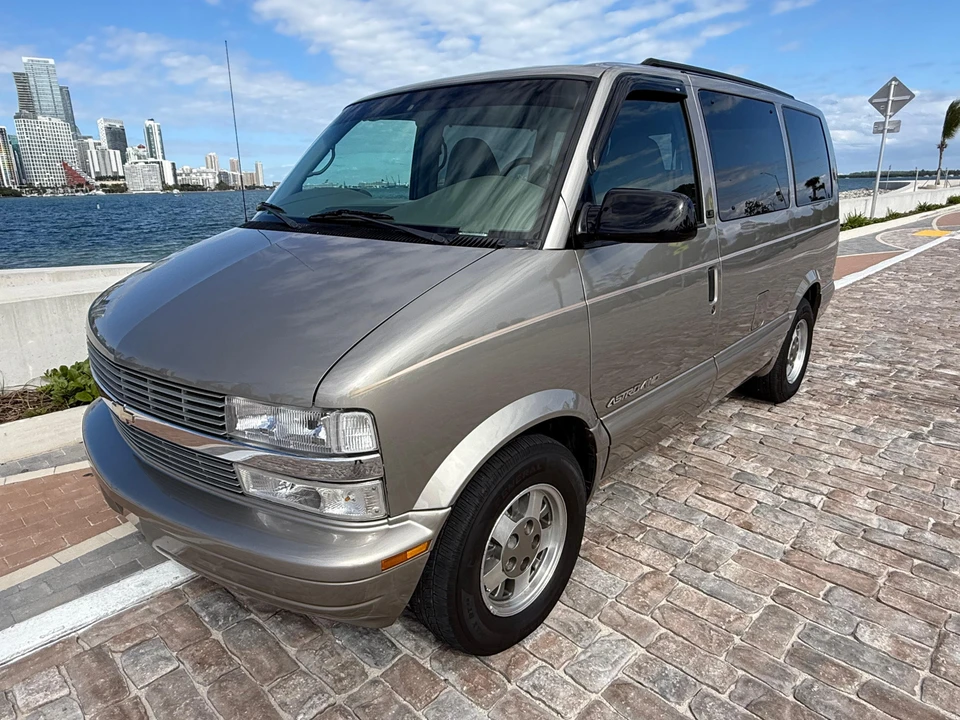 2002 Chevrolet Astro - Image 16 of 31