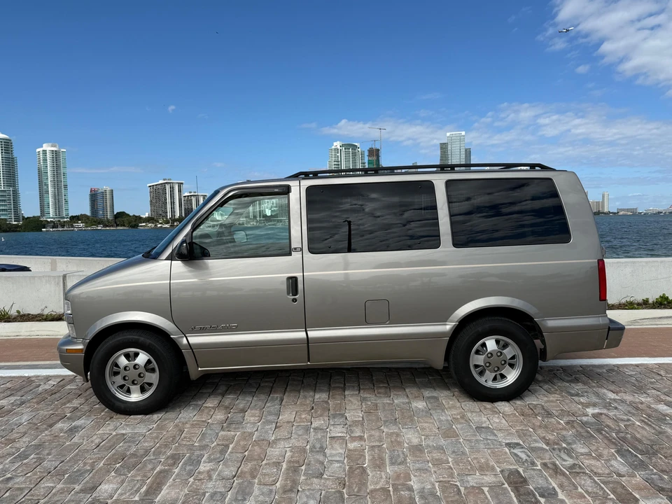 2002 Chevrolet Astro - Image 25 of 31