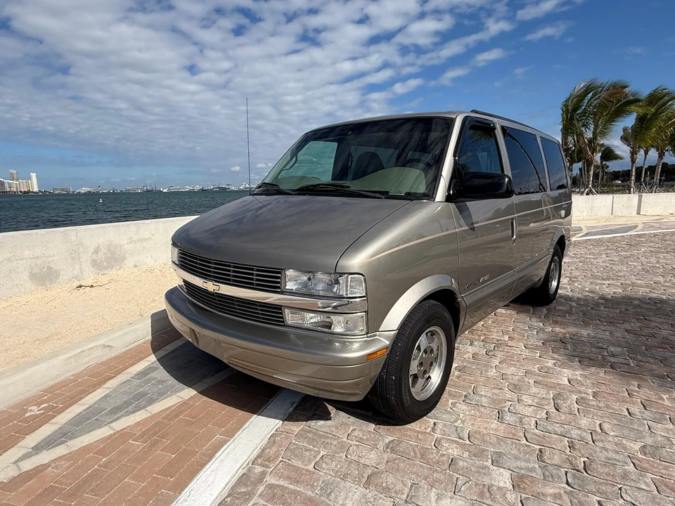 2002 Chevrolet Astro - Image 15 of 31