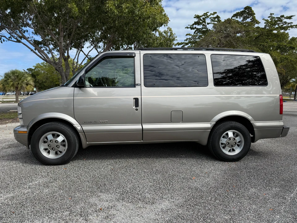 2002 Chevrolet Astro - Image 26 of 31