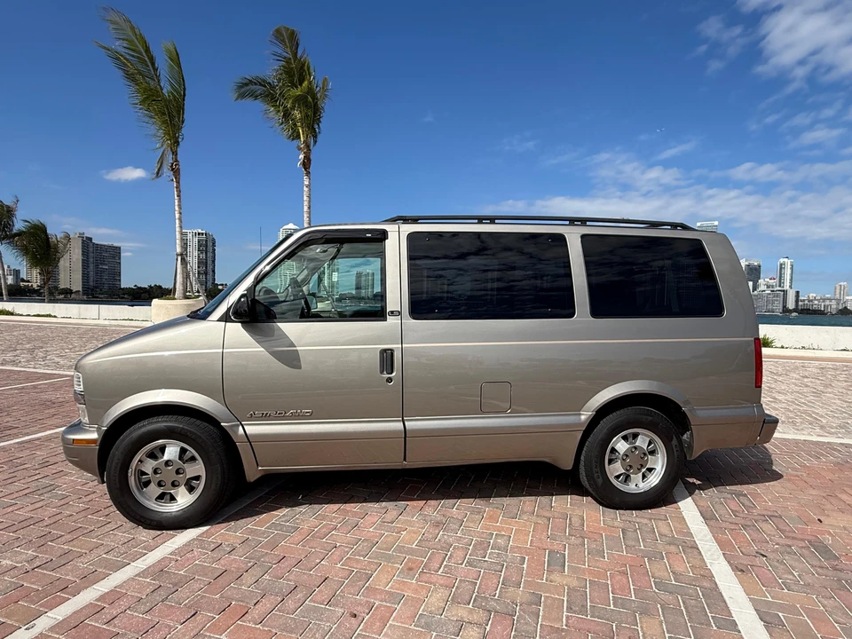 2002 Chevrolet Astro - Image 23 of 31