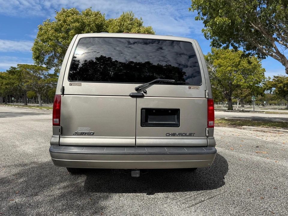 2002 Chevrolet Astro - Image 30 of 31