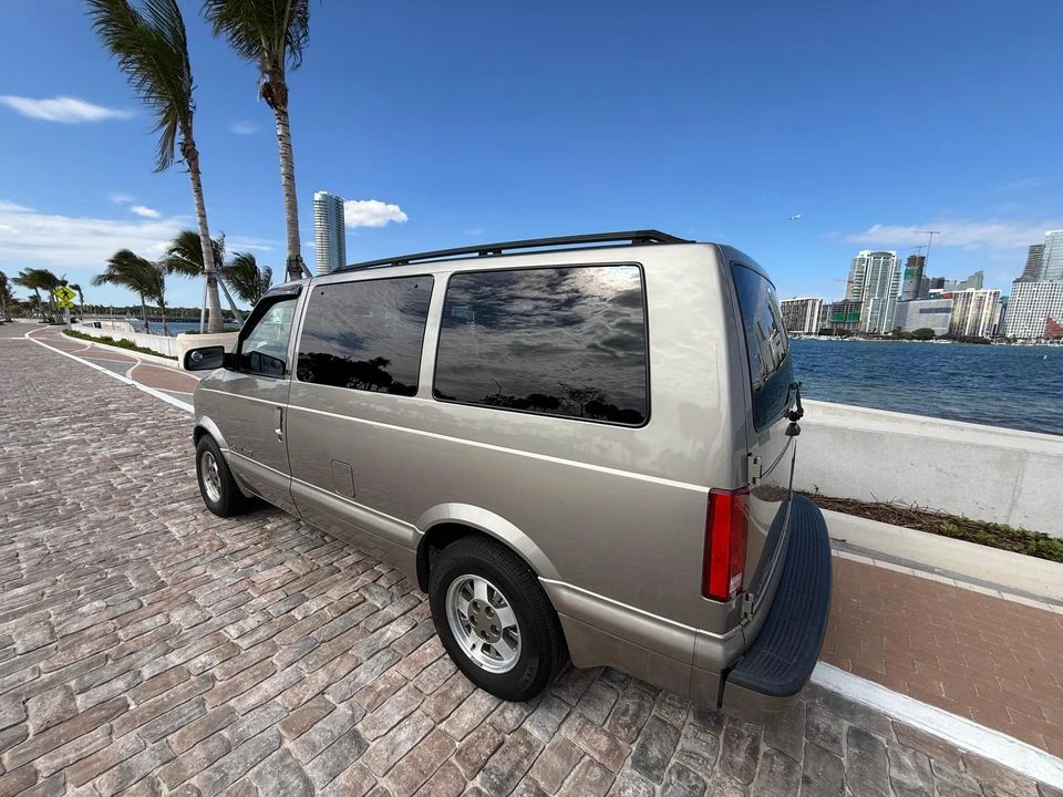 2002 Chevrolet Astro - Image 27 of 31