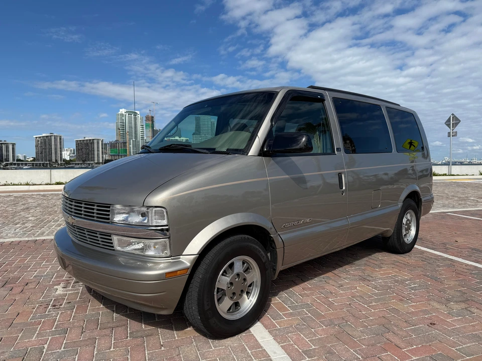 2002 Chevrolet Astro - Image 19 of 31
