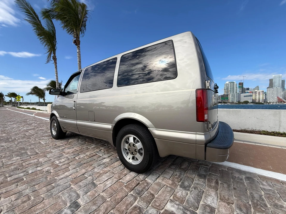 2002 Chevrolet Astro - Image 28 of 31