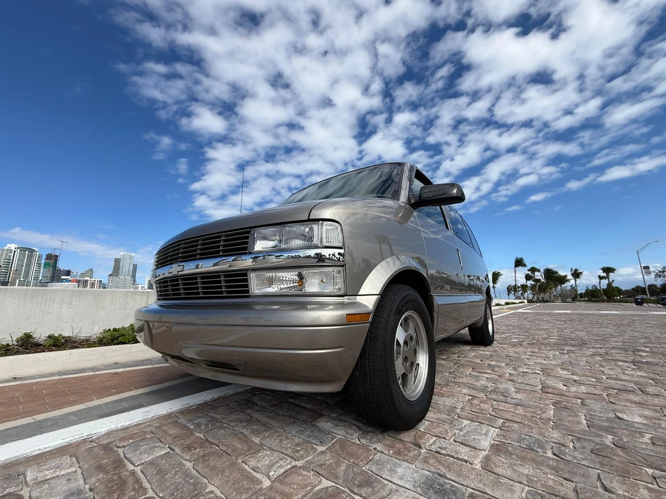 2002 Chevrolet Astro - Image 12 of 31