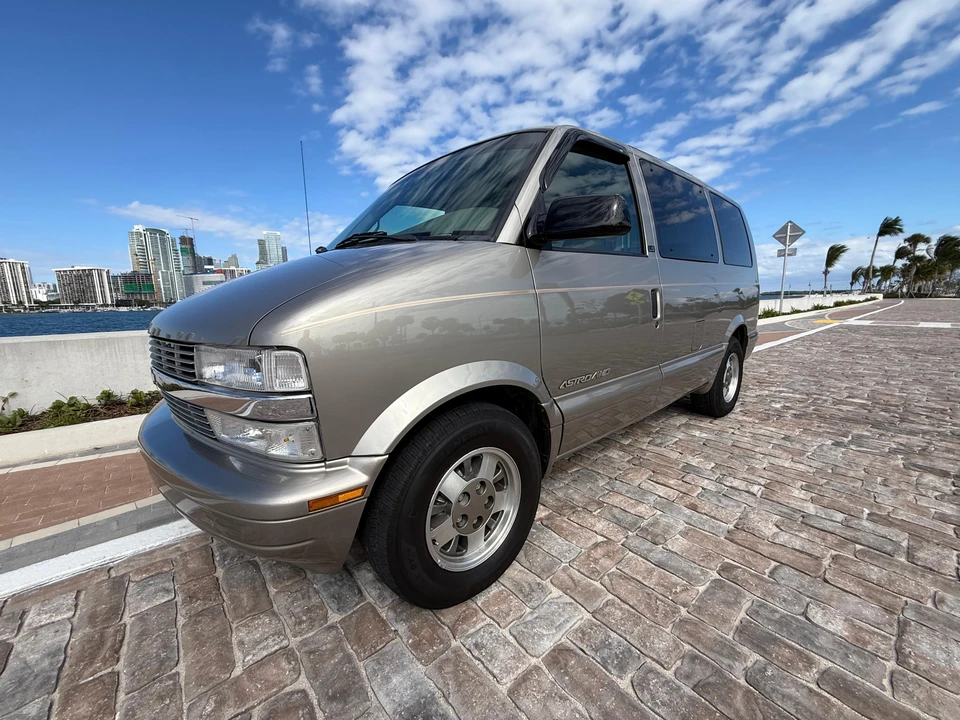 2002 Chevrolet Astro - Image 18 of 31