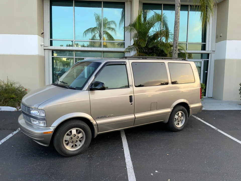 2002 Chevrolet Astro - Image 21 of 31