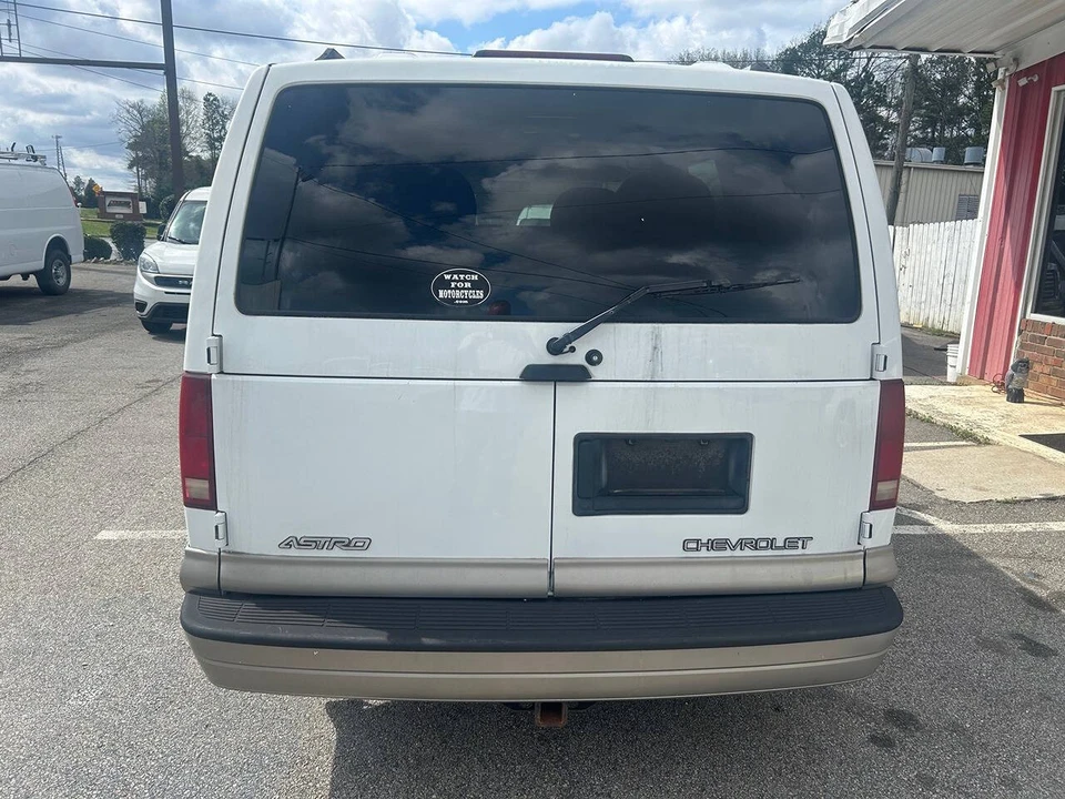 2002 Chevrolet Astro - Image 4 of 14