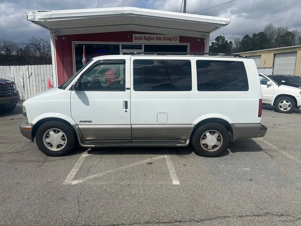 2002 Chevrolet Astro - Image 2 of 14