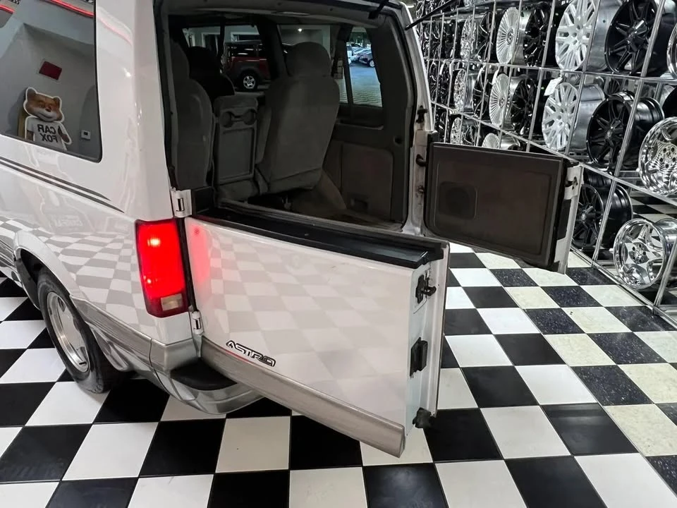 2002 Chevrolet Astro - Image 18 of 20