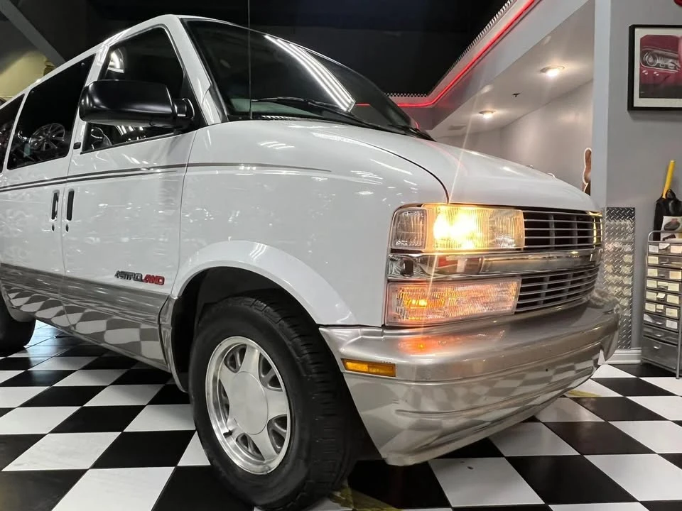 2002 Chevrolet Astro - Image 10 of 20