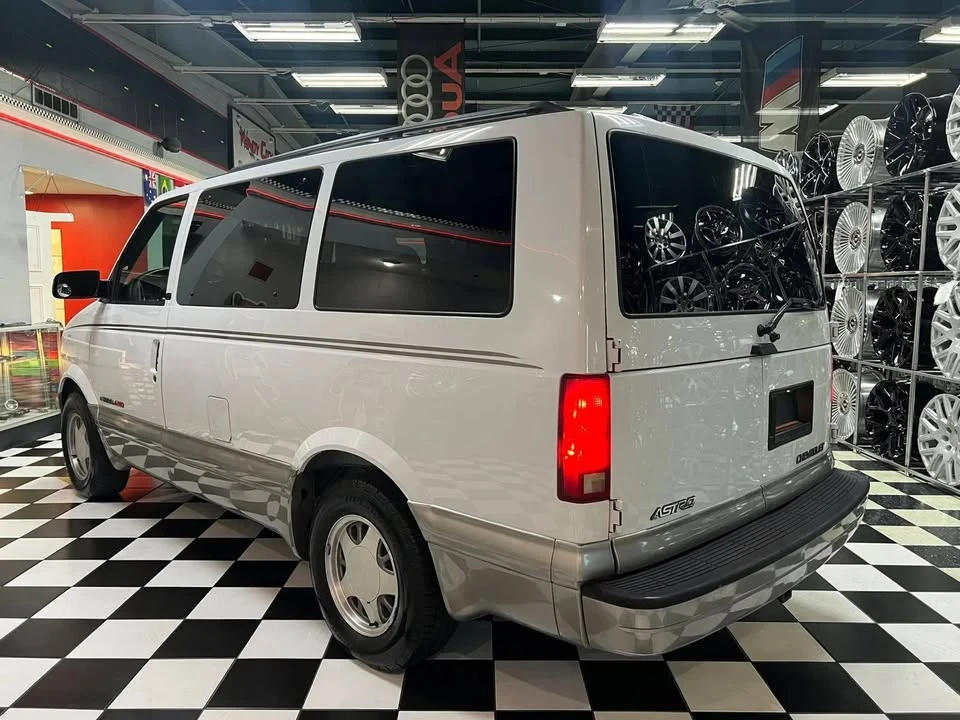 2002 Chevrolet Astro - Image 5 of 20