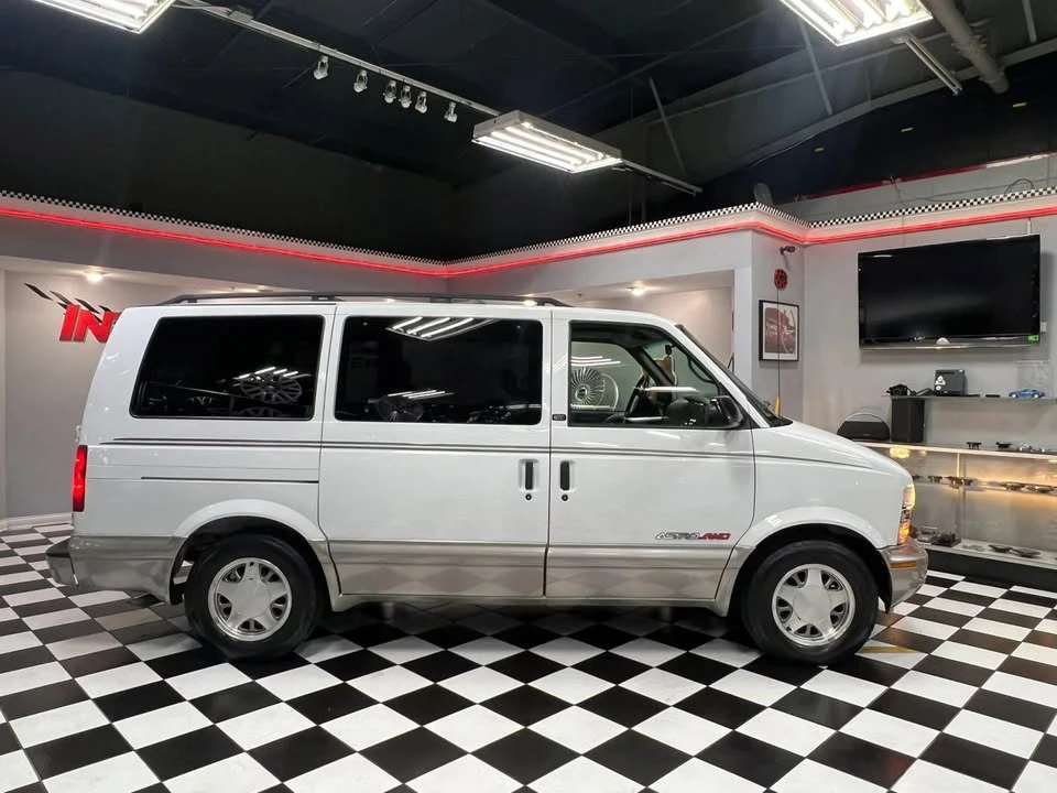 2002 Chevrolet Astro - Image 9 of 20