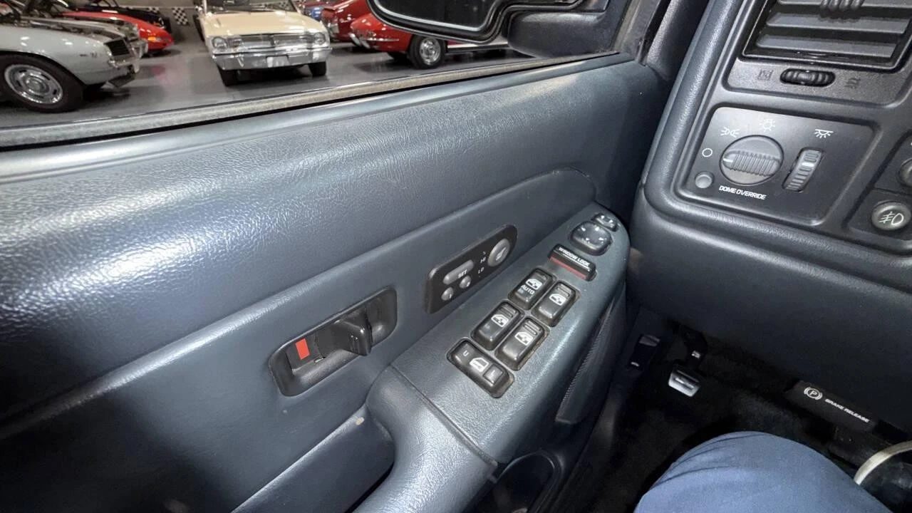 2002 Chevrolet Avalanche - Image 18 of 21