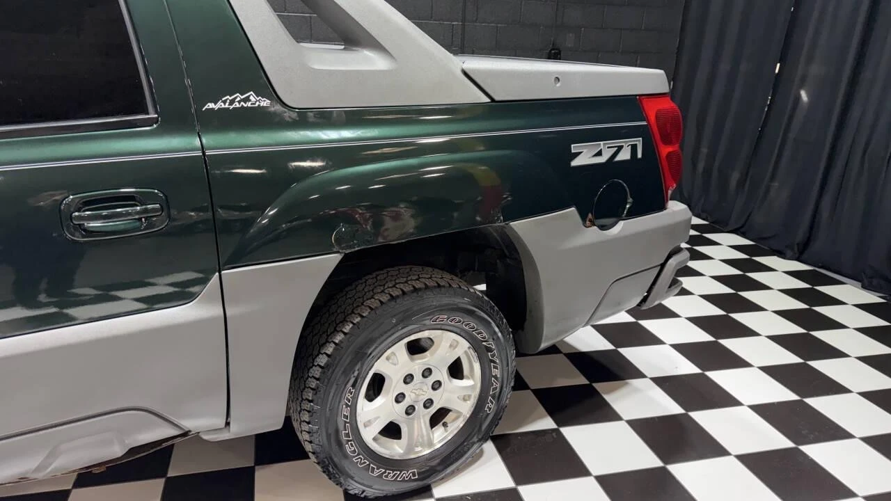 2002 Chevrolet Avalanche - Image 8 of 21
