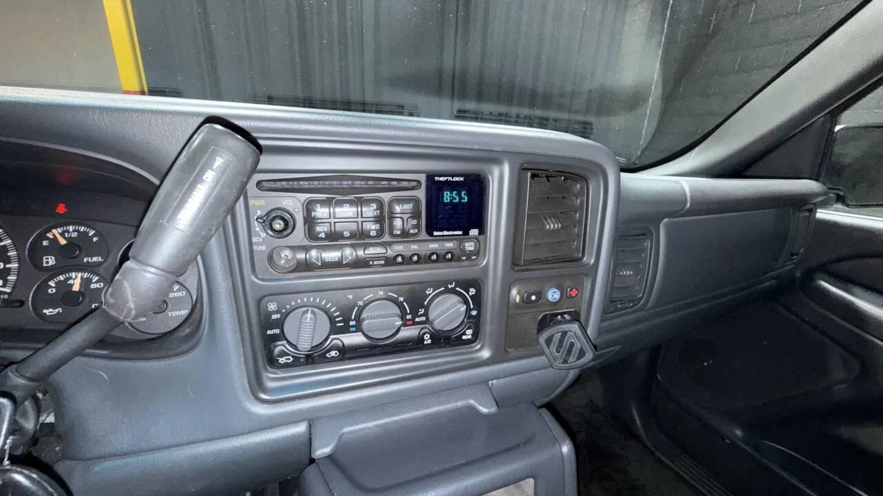 2002 Chevrolet Avalanche - Image 14 of 21