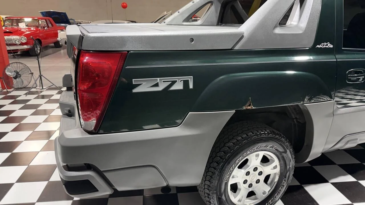 2002 Chevrolet Avalanche - Image 3 of 21
