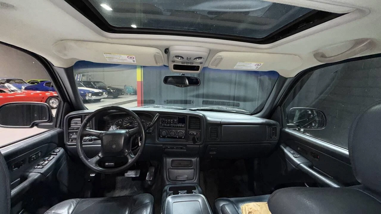 2002 Chevrolet Avalanche - Image 4 of 21