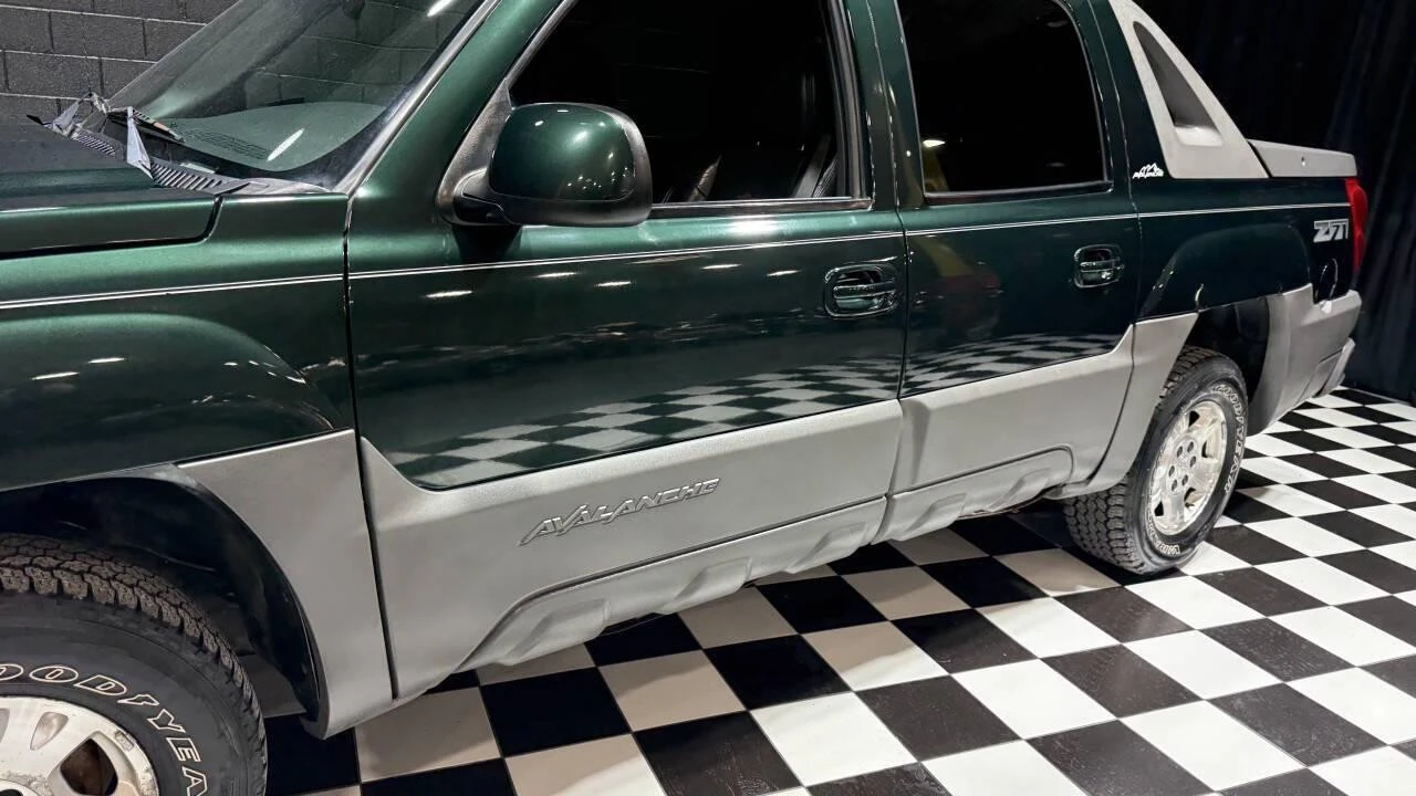 2002 Chevrolet Avalanche - Image 9 of 21