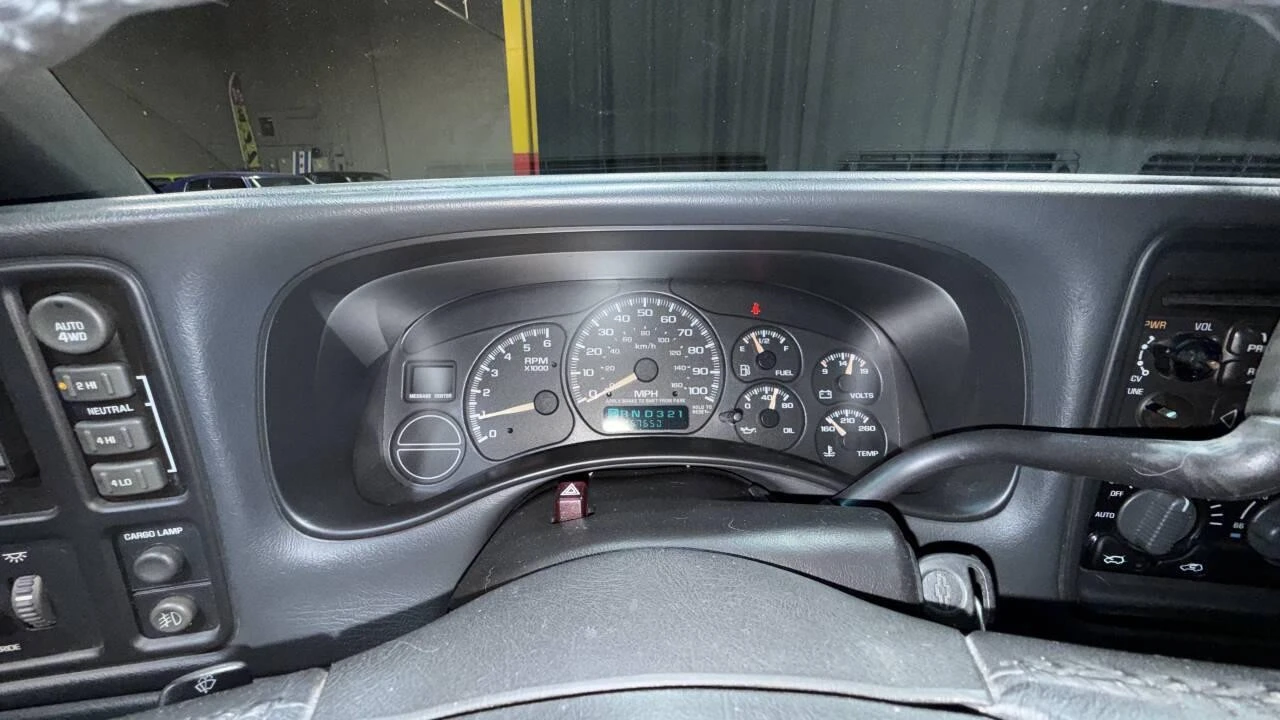 2002 Chevrolet Avalanche - Image 16 of 21