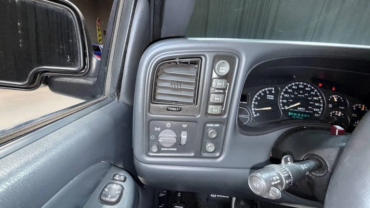 2002 Chevrolet Avalanche - Image 17 of 21