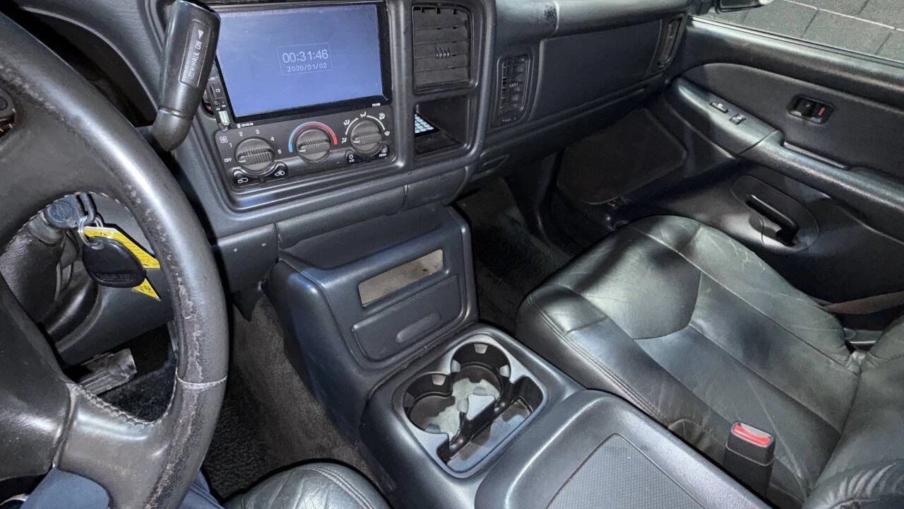 2002 Chevrolet Avalanche - Image 18 of 21