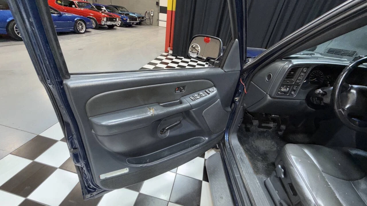 2002 Chevrolet Avalanche - Image 13 of 21