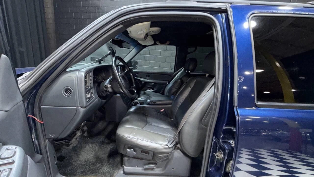 2002 Chevrolet Avalanche - Image 14 of 21