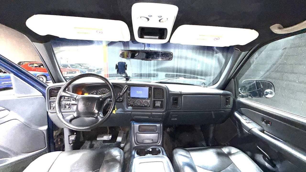 2002 Chevrolet Avalanche - Image 2 of 21