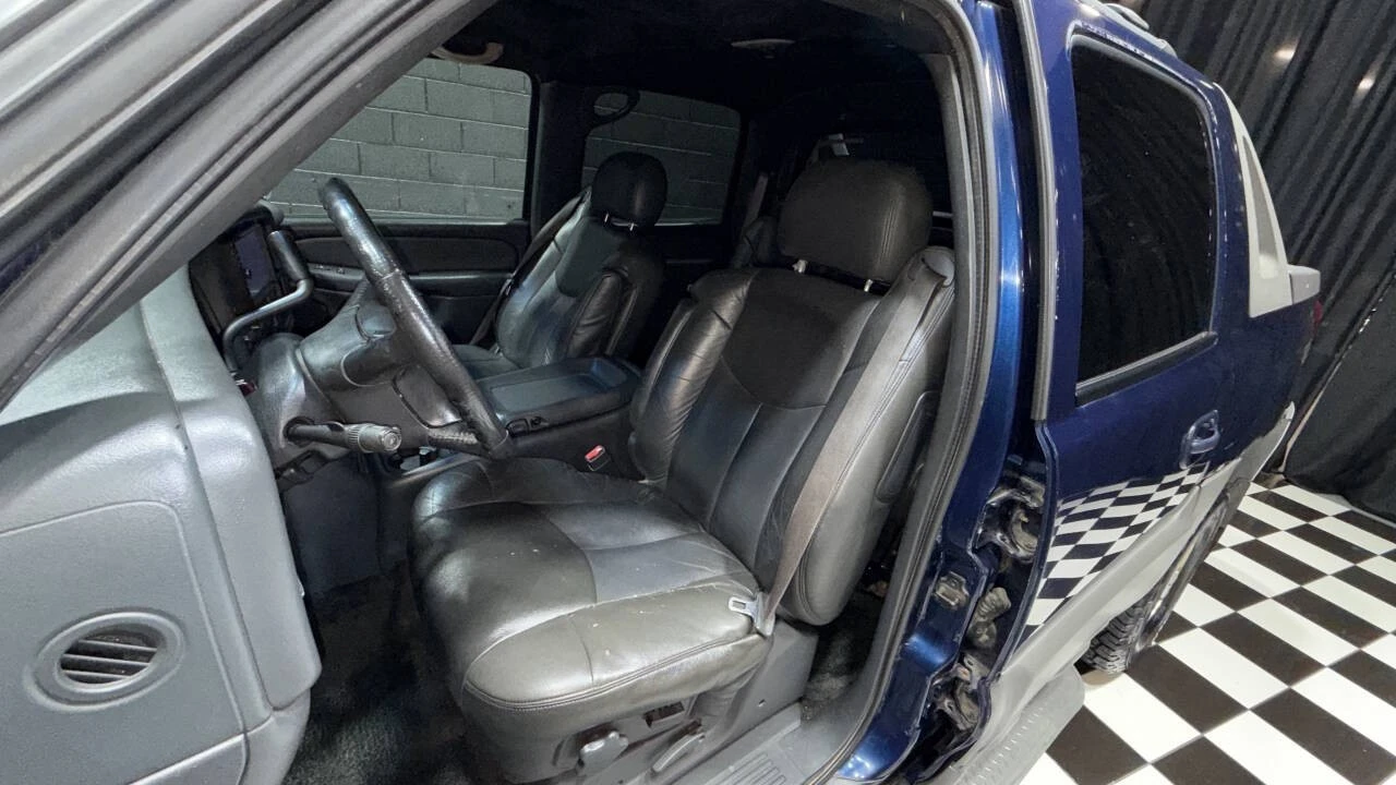 2002 Chevrolet Avalanche - Image 15 of 21