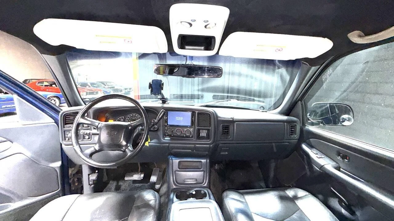 2002 Chevrolet Avalanche - Image 2 of 21