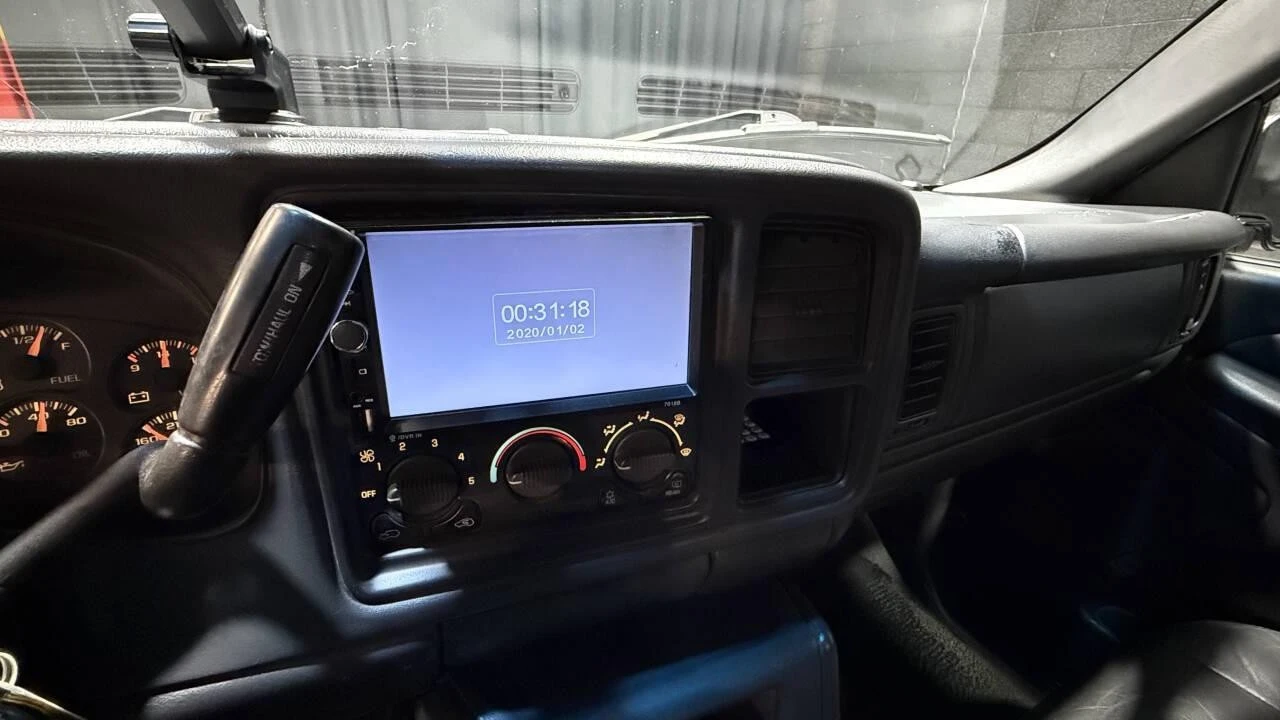 2002 Chevrolet Avalanche - Image 18 of 21