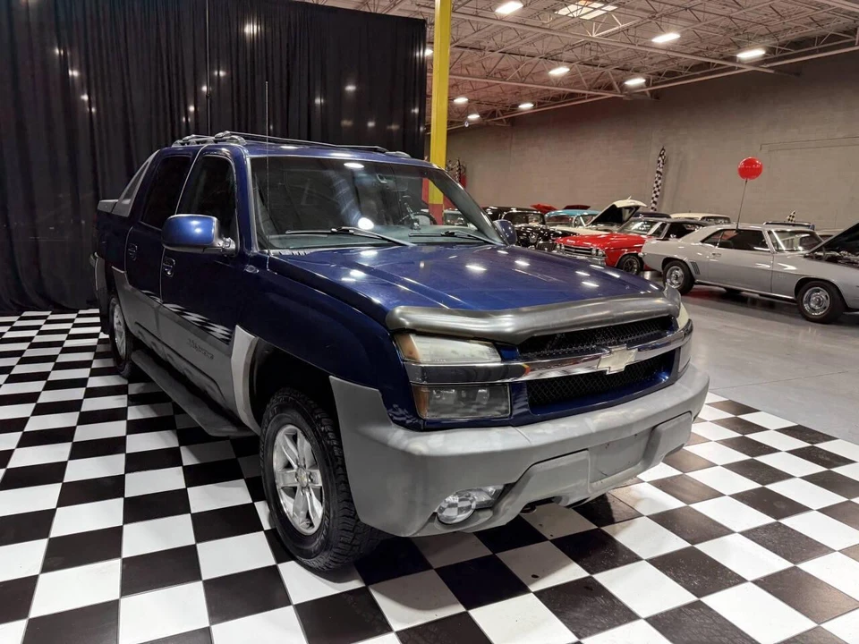 2002 Chevrolet Avalanche - Image 9 of 21
