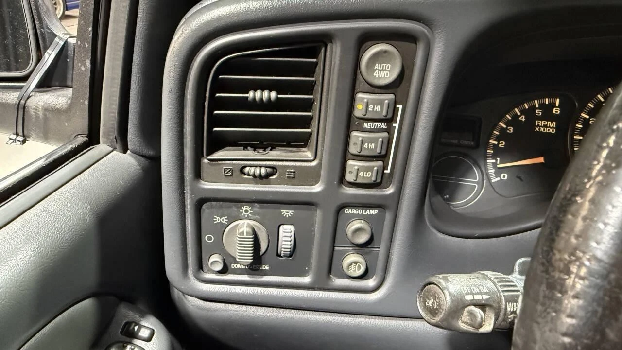 2002 Chevrolet Avalanche - Image 17 of 21
